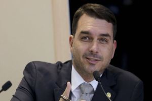 Flávio Bolsonaro recebe apoio de governadores eleitos e Cury