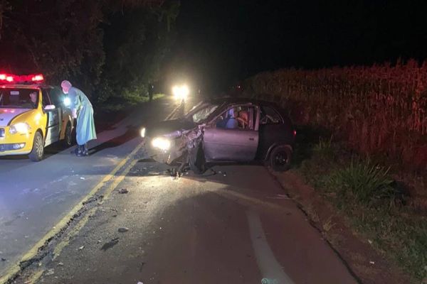Colisão envolve carro e ambulância do Samu na PR-493 em Dois Vizinhos.