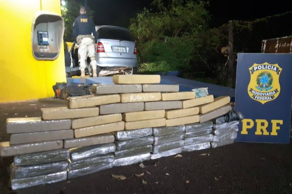 Imagem referente a notícia: Operação Tamoio II: Em fundos falsos, PRF apreende R$ 18 mil e 36 quilos de maconha no Paraná