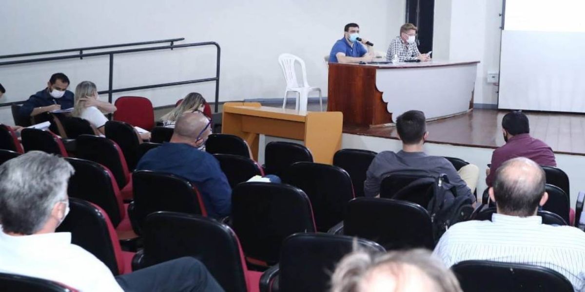 Projeto apresentado por vereadores prevê transmissão de reuniões do COE