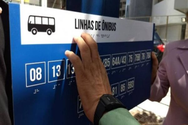 Vereador sugere à prefeitura que placas em Braille sejam instaladas nas linhas e itinerários