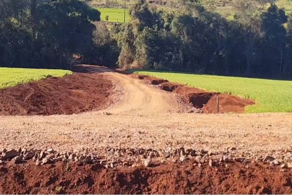 Imagem referente a notícia: Parceria com Itaipu Binacional leva resultado positivo as estradas do interior de Capitão L. Marques