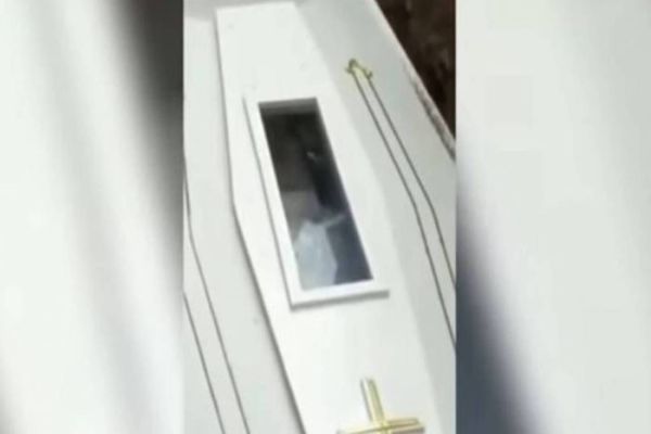 Cadáver dá tchau para família antes de ser enterrado! Veja o vídeo!