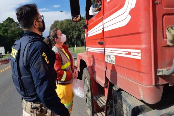PRF e Concessionária fazem entregas de máscara para caminhoneiros