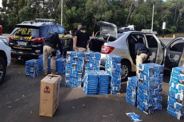 Imagem referente a notícia: PRF prende trio e apreende R$ 60 mil em cigarros contrabandeados em Tibagi (PR)