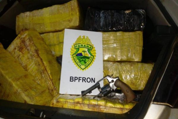 BPFRON apreende maconha, arma e munições em veículo durante Operação Hórus em Toledo-PR