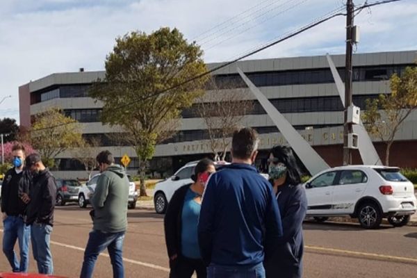 Comerciantes fazem manifestação em frente a prefeitura