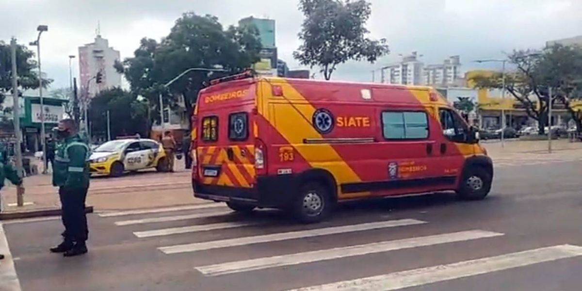Homem fica em estado grave após ser atropelado por ônibus na Av. Brasil