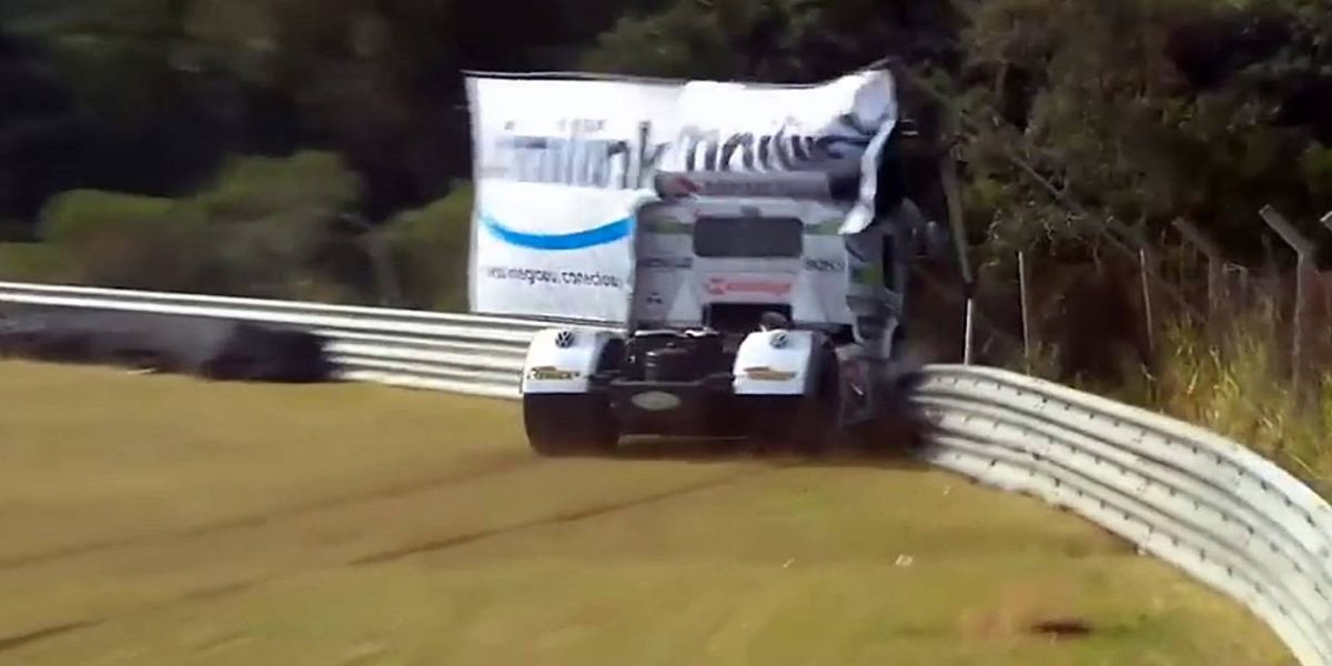 Piloto sai da pista e ‘salta’ sob guard rail durante treino da Copa Truck em Cascavel