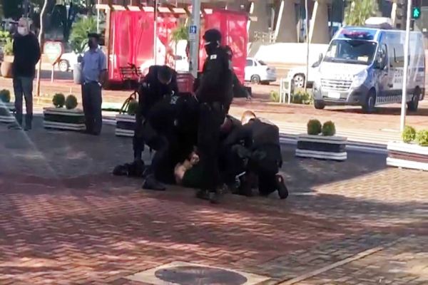 Homens não usam máscara, causam tumulto e são detidos pela GM, durante fiscalização no centro