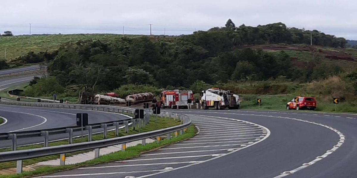 PRF atende acidente envolvendo veículo carregado de etanol na BR-376