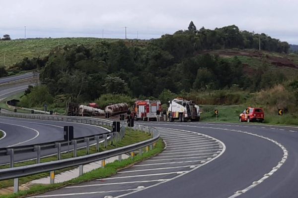 PRF atende acidente envolvendo veículo carregado de etanol na BR-376
