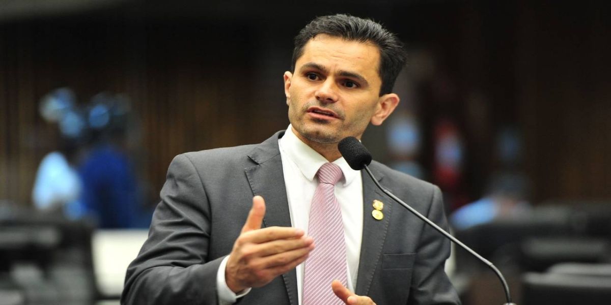 Lei de Pacheco que regulamenta o sistema “Pare e Siga” já está em vigor no Paraná