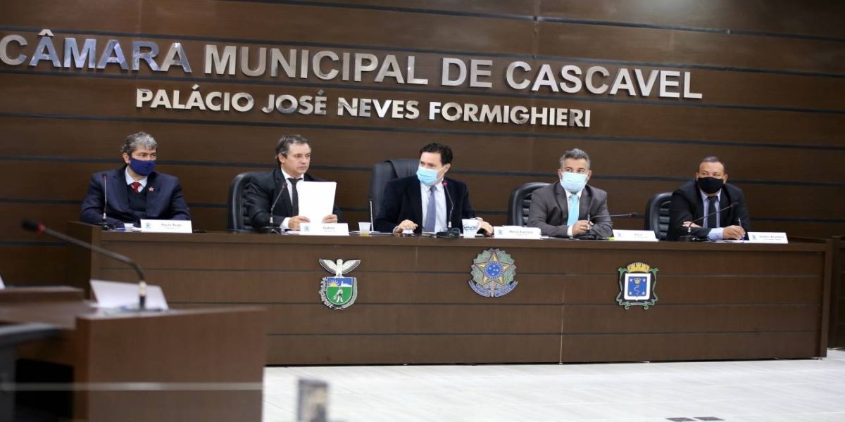 Câmara congela subsídios para próxima legislatura e reduz remuneração do presidente