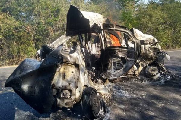 Carro pega fogo após colisão e duas pessoas morrem carbonizadas