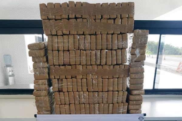 Imagem referente a notícia: PRE Iporã apreende mais de 100 kg de maconha e detêm uma pessoa