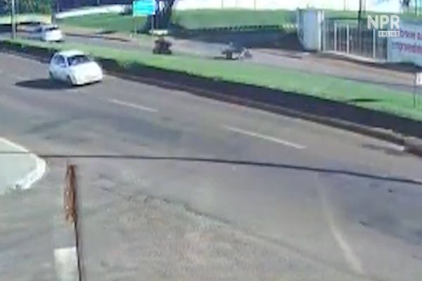 Imagem referente a notícia: Câmera de monitoramento flagra queda de motociclista do viaduto da Carelli em Cascavel