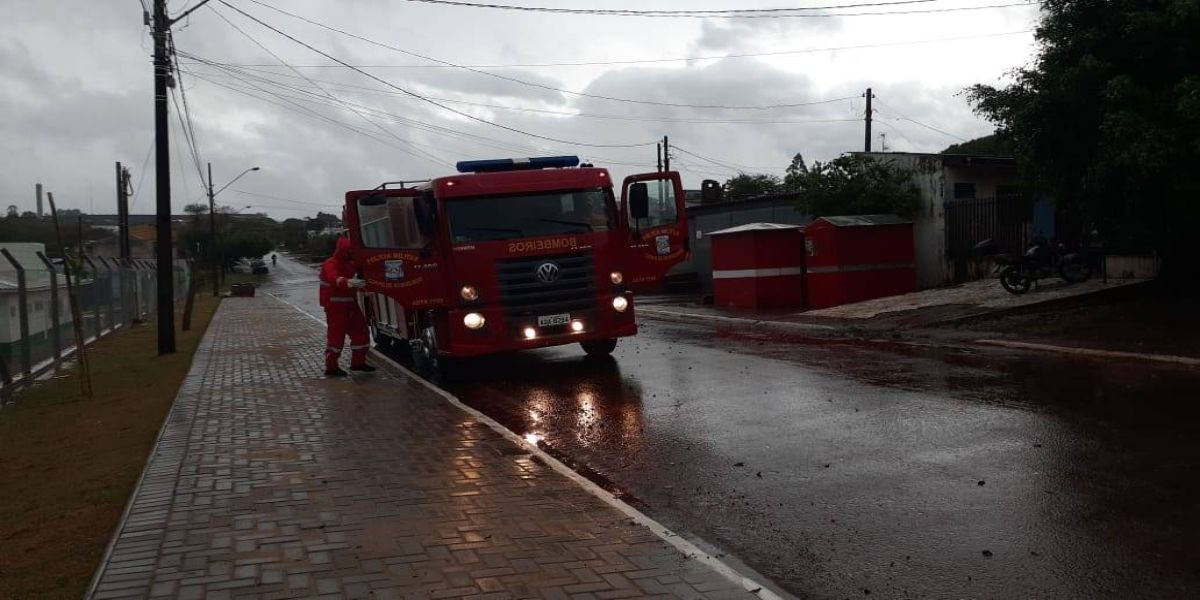 Chuva e vento forte deixa parte de imóvel destelhado no Santa Cruz