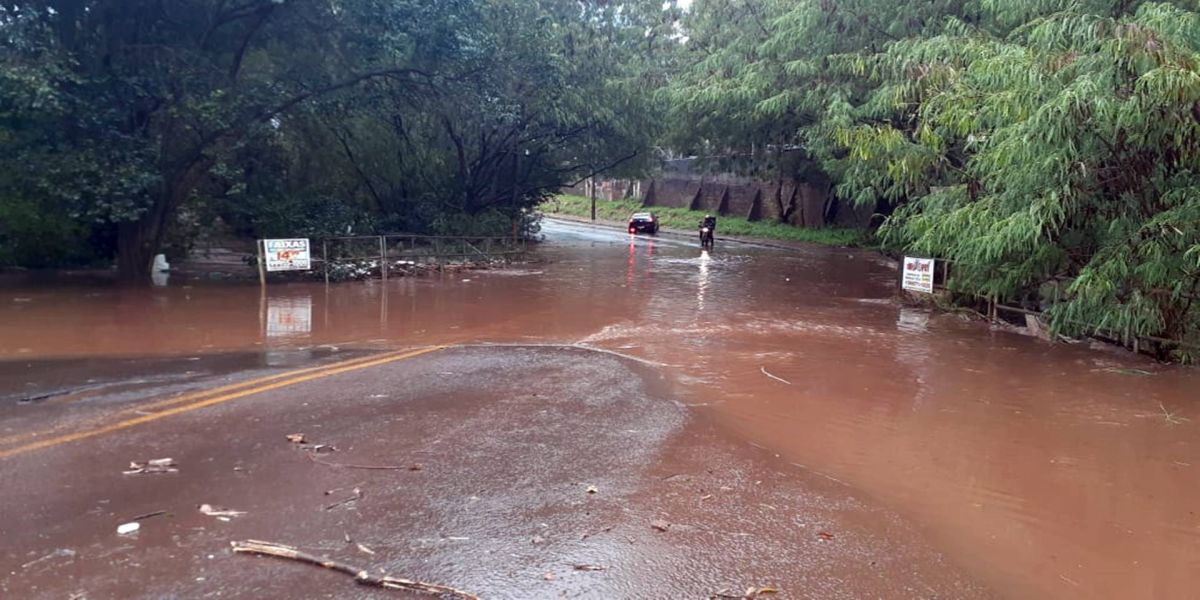 Rua Souza Naves Sul fica totalmente alagada após rio transbordar