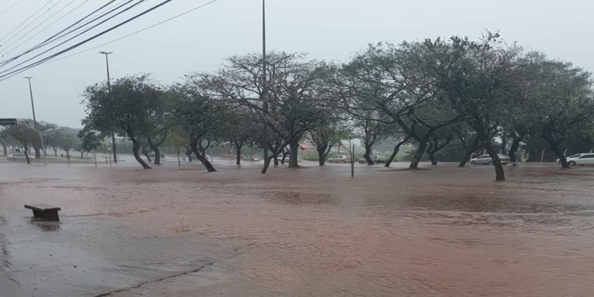 Devido a chuva forte, parte da Avenida Tancredo Neves fica alagada