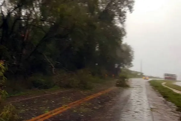 Foto relacionada a notícia: Temporal Interdita uma das pistas da BR-163