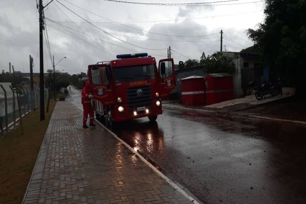Chuva e vento forte deixa parte de imóvel destelhado no Santa Cruz