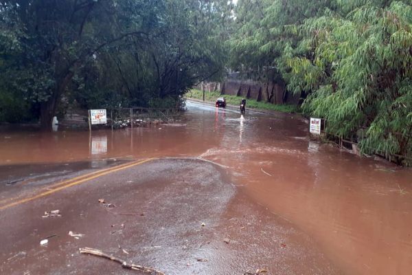 Imagem referente a notícia: Rua Souza Naves Sul fica totalmente alagada após rio transbordar