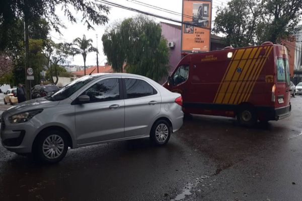 Colisão entre carro e moto deixa uma pessoa ferida no Centro