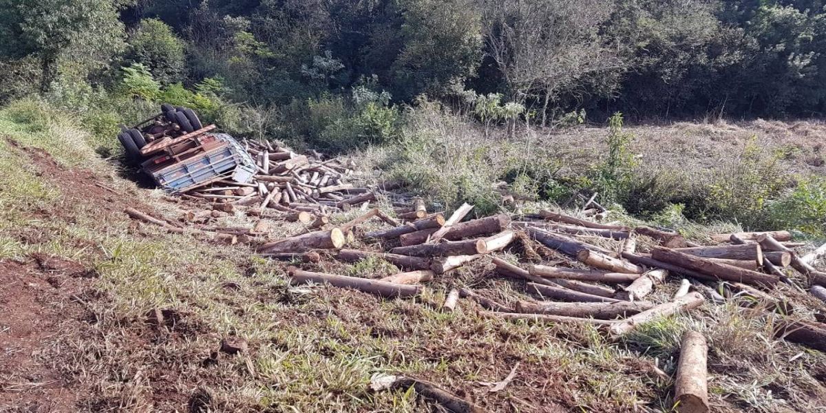 Caminhão carregado com madeira tomba na PR-180 e quatro pessoas fica feridas.