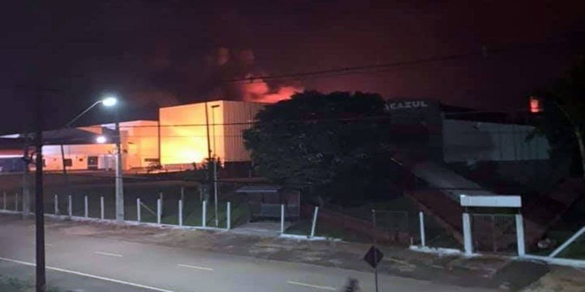 Incêndio destrói fábrica de colchões em Céu Azul
