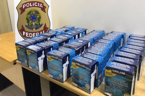 Foto relacionada a notícia: PF apreende duas pessoas em flagrante com maconha e diversos medicamentos estrangeiros