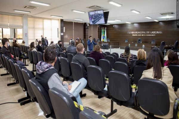 Vereadores e assessores se preparam para sessões virtuais