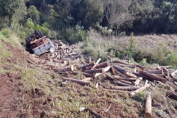 Caminhão carregado com madeira tomba na PR-180 e quatro pessoas fica feridas.