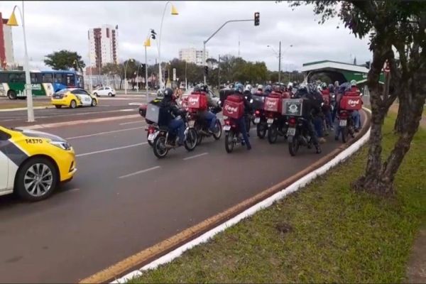 Imagem referente a notícia: Motociclistas que realizam entregas fazem carreata no Centro de Cascavel