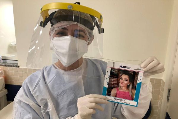 Humanização: profissionais da Ala Covid-19 do Huop ganham crachás personalizados