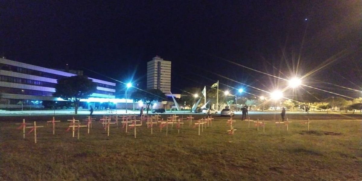 Homenagem às vítimas fatais da Covid-19 é realizada em frente à Prefeitura de Cascavel