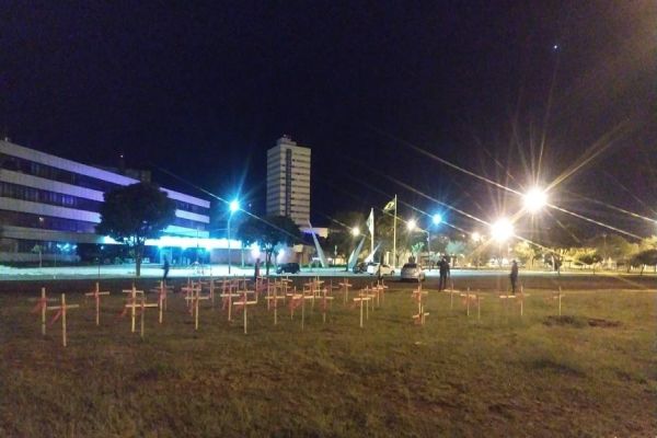 Homenagem às vítimas fatais da Covid-19 é realizada em frente à Prefeitura de Cascavel