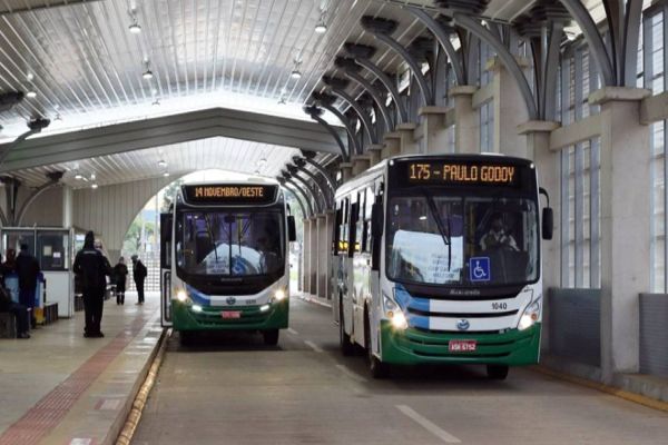 Transporte coletivo: ônibus circulam em horários de pico neste sábado (4) e não rodam no domingo (5)