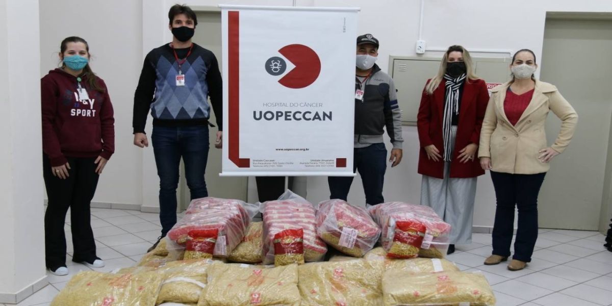 Coopavel e parceiros doam alimentos a quatro entidades