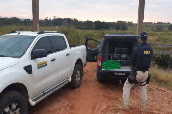 Imagem referente a notícia: PRF apreende caminhonete roubada carregada com maconha no Noroeste do Paraná