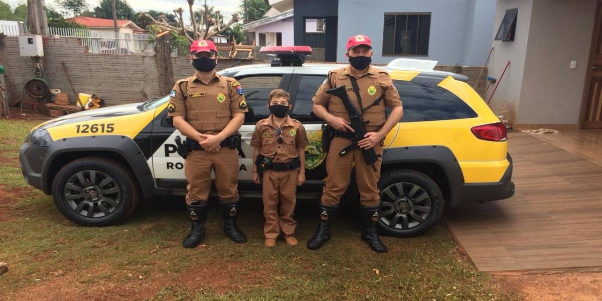 Criança de Santa Helena ganha farda da PM no seu aniversário