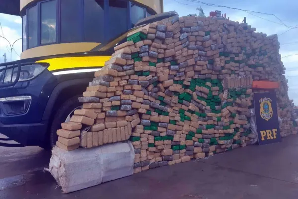 Foto relacionada a notícia: PRF apreende quase 1 tonelada de maconha e munições em Ibema (PR)