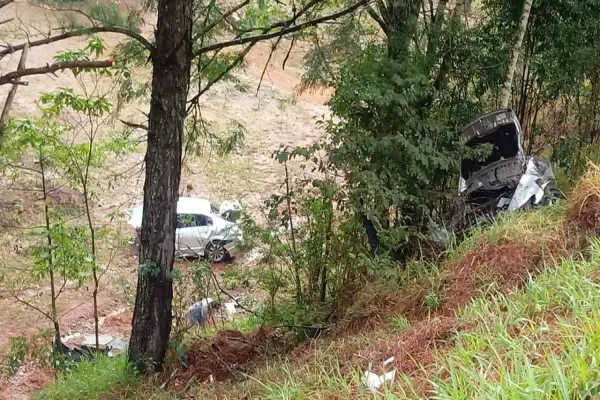 Foto relacionada a notícia: Carros para em ribanceira após grave colisão na BR-158