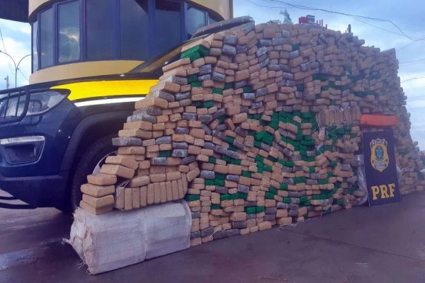 PRF apreende quase 1 tonelada de maconha e munições em Ibema (PR)