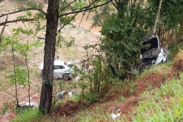 Carros para em ribanceira após grave colisão na BR-158