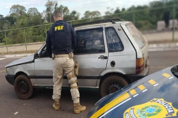 PRF apreende carro furtado há 11 anos