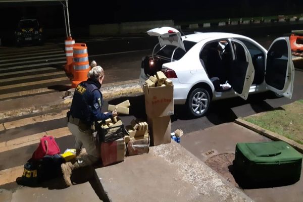 Imagem referente a notícia: PRF apreende maconha escondida no porta-malas de veículo na BR-277