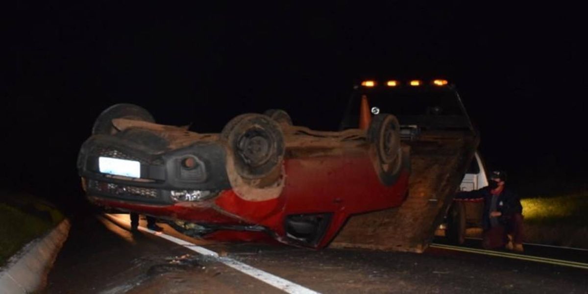 Pneu estoura e picape capota na BR 163, em Barracão