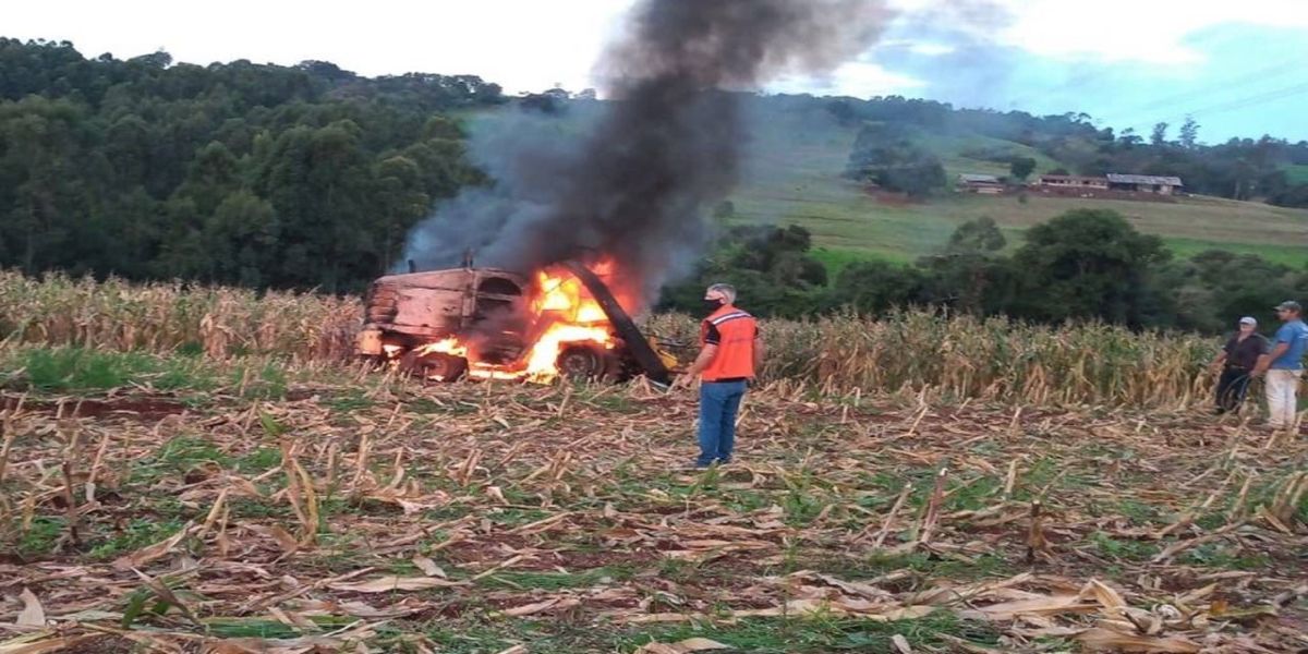 Maquina de silagem é destruída por incêndio em Céu Azul