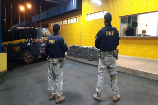 PRF apreende cerca de 2 milhões de reais em drogas em Guaíra (PR)